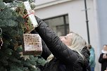 Große Freude bei kleinen Wichteln - Kita Kinder schmücken Weihnachtsbaum am Bad Langensalzaer Rathaus (Foto: Eva Maria Wiegand) Große Freude bei kleinen Wichteln - Kita Kinder schmücken Weihnachtsbaum am Bad Langensalzaer Rathaus (Foto: Eva Maria Wiegand)