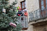 Große Freude bei kleinen Wichteln - Kita Kinder schmücken Weihnachtsbaum am Bad Langensalzaer Rathaus (Foto: Eva Maria Wiegand) Große Freude bei kleinen Wichteln - Kita Kinder schmücken Weihnachtsbaum am Bad Langensalzaer Rathaus (Foto: Eva Maria Wiegand)