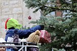 Große Freude bei kleinen Wichteln - Kita Kinder schmücken Weihnachtsbaum am Bad Langensalzaer Rathaus (Foto: Eva Maria Wiegand) Große Freude bei kleinen Wichteln - Kita Kinder schmücken Weihnachtsbaum am Bad Langensalzaer Rathaus (Foto: Eva Maria Wiegand)