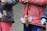 Große Freude bei kleinen Wichteln - Kita Kinder schmücken Weihnachtsbaum am Bad Langensalzaer Rathaus (Foto: Eva Maria Wiegand) Große Freude bei kleinen Wichteln - Kita Kinder schmücken Weihnachtsbaum am Bad Langensalzaer Rathaus (Foto: Eva Maria Wiegand)