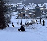 Schlittenfahrende Kinder  (Foto: ssc)