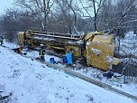 Bei einem Unfall in Bleicherode ist ein Kran in die Böschung gekippt. (Foto: Silvio Dietzel) Bei einem Unfall in Bleicherode ist ein Kran in die Böschung gekippt. (Foto: Silvio Dietzel)