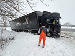 Der Lkw war beim R&uuml;ckw&auml;rtsfahren in den Graben gerutscht. (Foto: Silvio Dietzel)