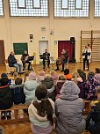Einige Musiker des Loh-Orchesters besuchten die Grundschule in Hohenebra. (Foto: Isabell Urland)