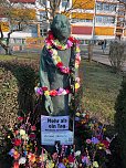 Die Drittkl&auml;ssler aus Nordhausen schm&uuml;cken das Denkmal vor ihrer Schule � als Zeichen zum Internationalen Frauentag. (Foto: ssc)