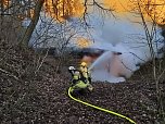 Die H&uuml;tte stand beim Eintreffen der Wehren in Vollbrand. (Foto: Silvio Dietzel)