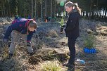 Bei der Baumpflanzaktion bei Rothes&uuml;tte halfen auch viele Familien mit.  (Foto: ssc)