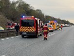 Lkw Unfall verteilt Tonnen an Sand auf der A38 (Foto: S. Dietzel)