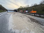 Lkw Unfall verteilt Tonnen an Sand auf der A38 (Foto: S. Dietzel)