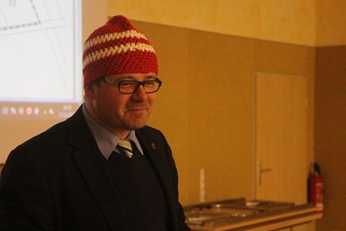 B&uuml;rgermeister Frank Rosteck, hier mit der ersten Bleicher&ouml;der M&uuml;tze, will auch in Zukunft weiter f&uuml;r Bleicherode arbeiten (Foto: Angelo Glashagel)