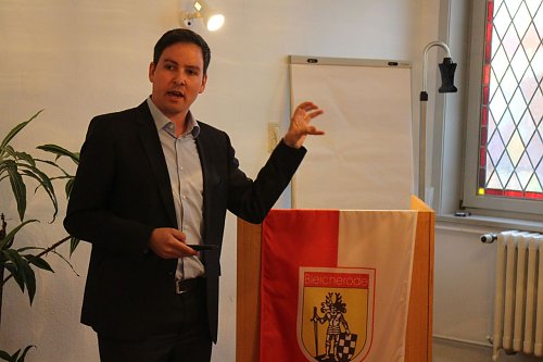 Felix Boenigk von der DSK stellte das Konzept zur Sanierung der Bleicher&ouml;der Altstadt und noch einiges mehr vor (Foto: Angelo Glashagel)