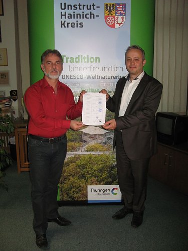 Landrat Harald Zanker und Matthias Deichstetter nach der Unterzeichnung (v. l.) (Foto: Foto:	)