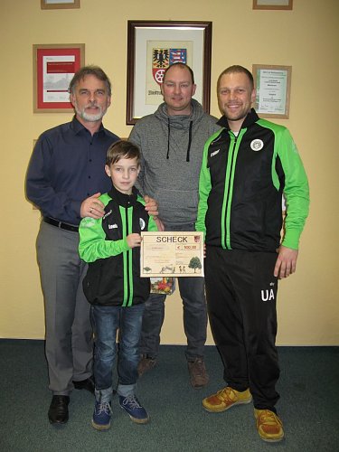 (v.l.): Landrat Harald Zanker, Louis Aschenbach, Martin Thomalla und Uwe Aschenbach bei der Scheck&uuml;bergabe. (Foto: Foto: Landratsamt)