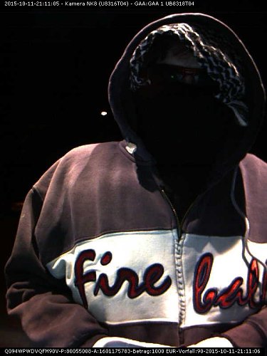 Der Mann, der mit einer gestohlenen EC-Karte mehrfach Geld abgehoben hatte, trug ein Kapuzen-Shirt mit der auff&auml;lligen Schriftzug "Fire Ball". (Foto: Polizei)