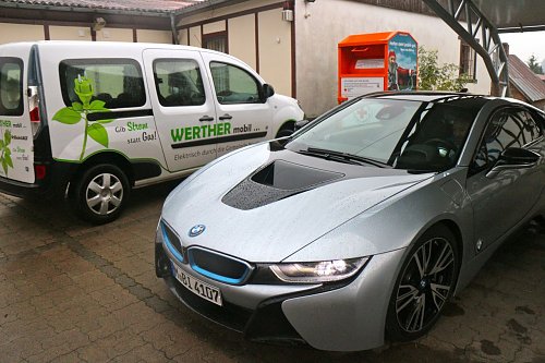 Einmal praktisch, einmal sportlich - zum 2. Tag der Elektromobilit&auml;t konnte man in Werther verschiedene Fahrzeuge ausprobieren (Foto: Angelo Glashagel)