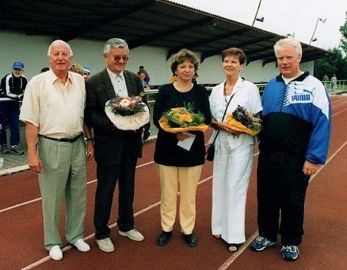 LV-Vorsitzender Dieter J&uuml;rgens (links) w&auml;hrend einer Sportveranstaltung mit dem Humboldt-Gymnasium - rechts im Bild Direktor K&ouml;the - und verdienstvollen Mitarbeitern auf dem Hohe-Kreuz-Sportplatz.  (Foto: Archiv Frank)