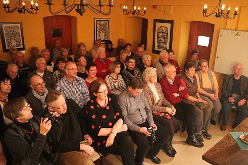 Gut besuchter Abend im Kunsthaus - die Weihnachtslesung fand Anklang (Foto: Angelo Glashagel)