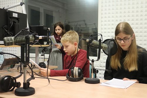 Jetzt muss der Text sitzen - Radio machen ist schwerer als es sich anh&ouml;rt, das haben sie hier alle schon gelernt (Foto: Angelo Glashagel)
