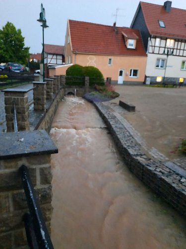 In Birkungen liefen Keller voll, &Auml;ste fielen herunter und auch der Gelsegraben am Johannesplatz f&uuml;llte sich schnell mit Wasser.  (Foto: Michael Apel)