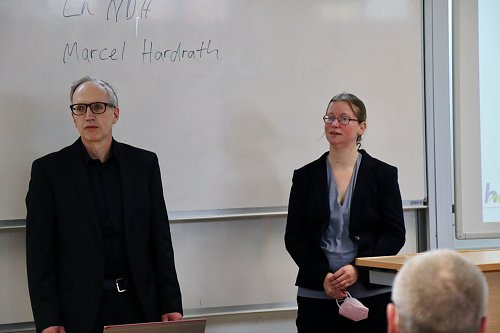 Die Präsentation der Ergebnisse übernahmen Professor Thomas Link und Hinderike Hauer-Berghuis (Foto: Fabian Kruse)