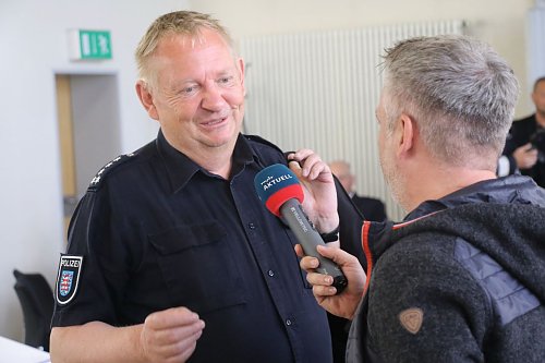 Polizeihauptkommissar Volker Brandt ist bis heute von seinen vierbeinigen Kollegen begeistert (Foto: agl)