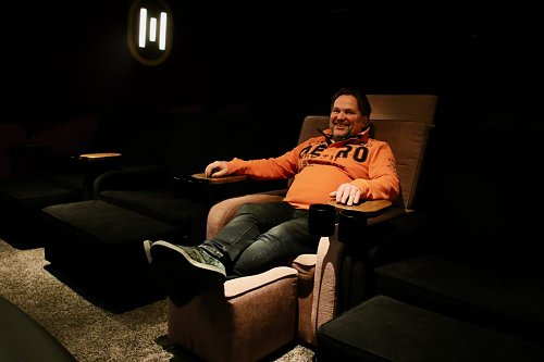 So lässt sich Kino gut genießen - beim Umbau stand der Komfort im Vordergrund, da kann auch Kinochef Jürgen Deisting einmal die Füße hochlegen (Foto: agl)