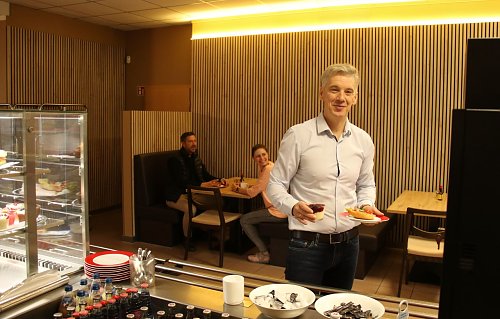 Neues Ambiente, neue Speisekarte - Kochhaus Steffen Fahrland freut sich über den "Neuanstrich" für seine Kantine (Foto: agl)