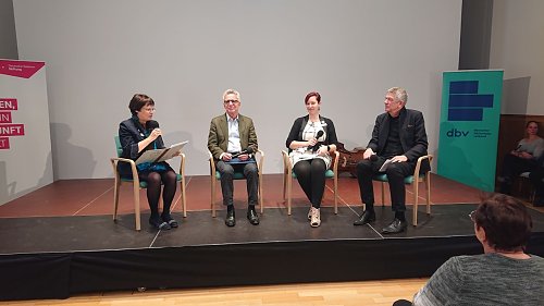 Interview statt Laudatio, v.l: Hildegard Seidel, Dr. Thomas de Maizière, Marie-Kathrin Haase und Volker Heller (Foto: agl)