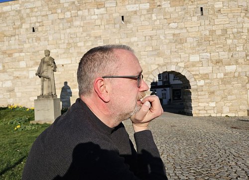 Andreas Hillger schrieb das Libretto - hier in M&uuml;hlhausen vor dem M&uuml;ntzer-Denkmal bei seinem Besuch des Bachchores im April diesen Jahres. (Foto: Kirchenkreis M&uuml;hlhausen, Regina Englert)