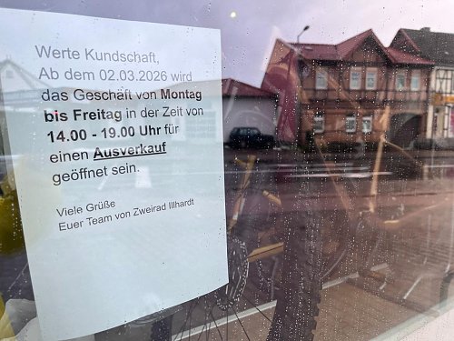 Der Aushang im Schaufenster weist auf den Ausverkauf hin. (Foto: ssc)