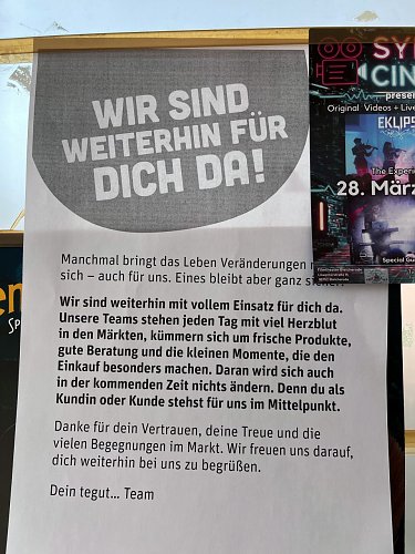 Der Zettel informiert die Kunden am Eingang, dass der Markt weiter ge&ouml;ffnet bleibt.  (Foto: ssc)