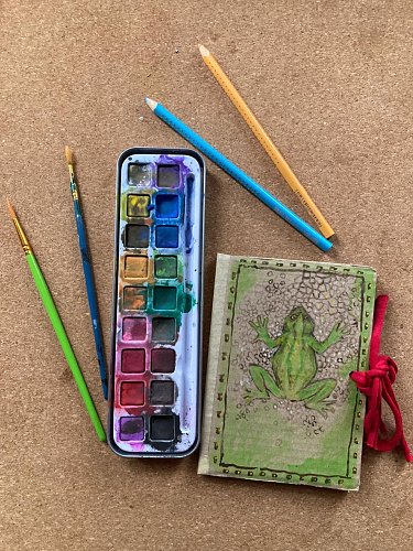 Ein eigenes Buch wird gebastelt. (Foto: Pressestelle Stadt Sondershausen)