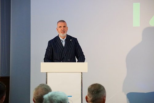 Minister Steffen Sch&uuml;tz hielt ein Gru&szlig;wort.  (Foto: ssc)