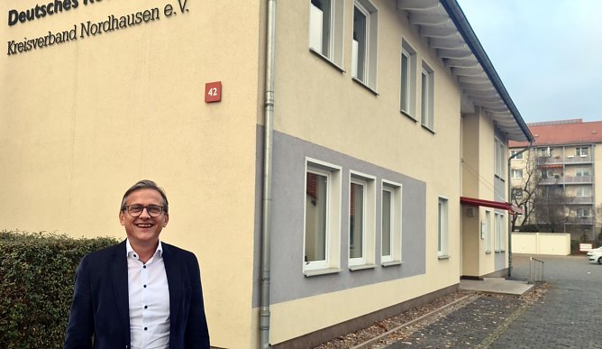 Uwe Kramer am Verwaltungssitz des DRK Kreisverbandes in der Halleschen Straße in Nordhausen (Foto: NUV)