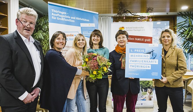 Die Thüringer Mehrkindfamilienkarte wurde von Frau Ministerin Susanna Karawanskij (rechts im Bild) mit dem „Thüringer Demografiepreis 2022 Heimat:Thüringen!“ ausgezeichnet. (Foto: TMIL-D.Santana)