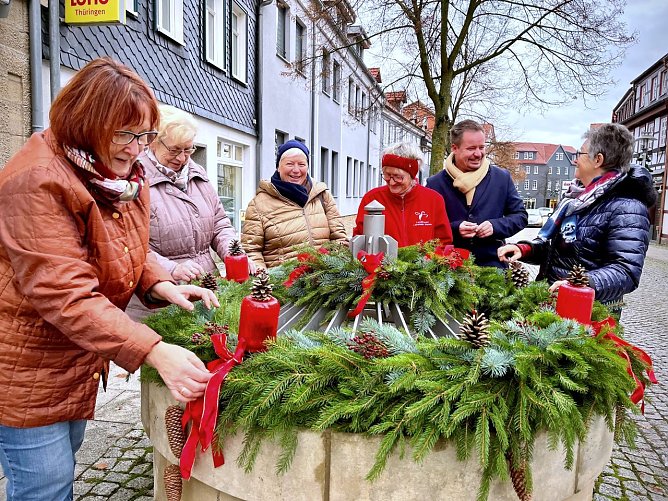Weihnachtlich erstrahlt der Brunnen in der Langen Straße in Worbis. An jedem Adventswochenende „zünden“ die Landfrauen eine neue Kerze an.   (Foto: René Weißbach )
