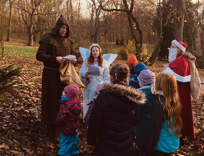 Mönch, Engel und Weihnachtsmann führen am 3. Dezember durch den Park (Foto: Förderverein Park Hohenrode)