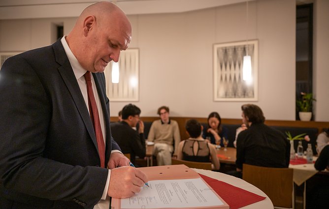 Der Bürgermeister der Stadt Sondershausen, Steffen Grimm, unterschreibt den Vertrag zur Weiterführung des  Internationalen Sondershäuser Meisterkurses (Foto: Jana Groß)
