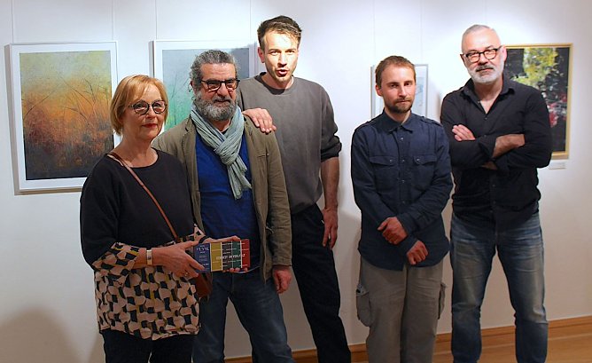 Die Galeristin Elke Gatz-Hengst mit "ihren" Künstlern Khaled Arfeh, Max Rossner, Conrad Seyfarth und Erik Buchholz (v.l.n.r.)  (Foto: oas)