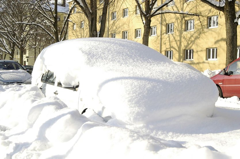 Auto im Schnee (Foto: ADAC)
