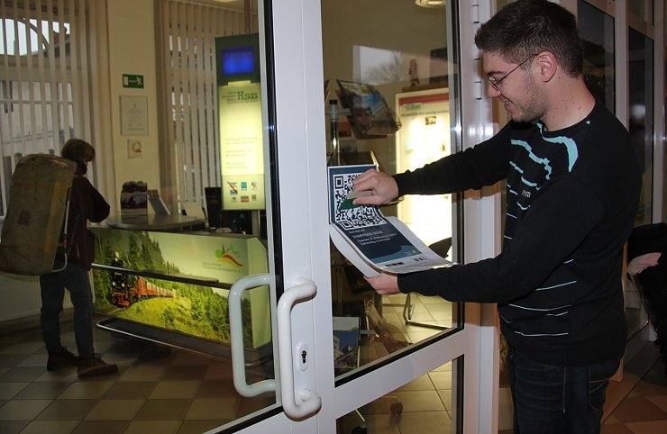 Code wird angebracht (Foto: J. Piper)