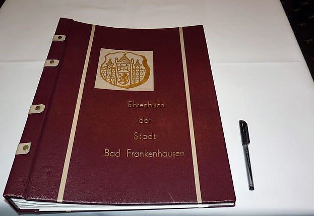 Eintrag ins Ehrenbuch (Foto: Karl-Heinz Herrmann) Eintrag ins Ehrenbuch (Foto: Karl-Heinz Herrmann)