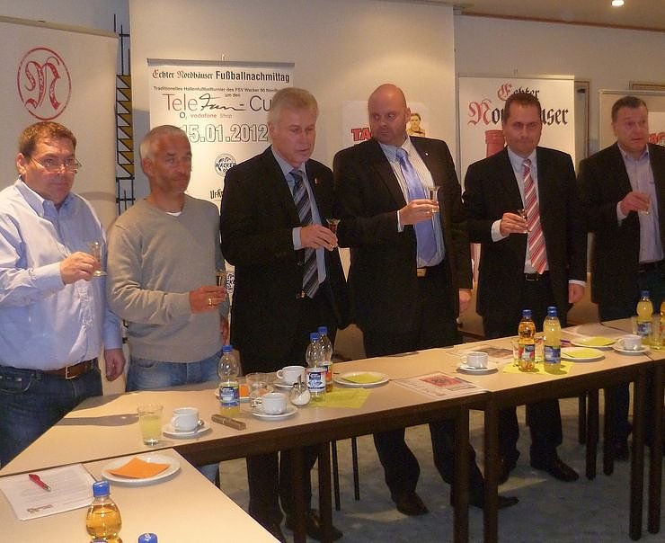 W&auml;hrend der Pressekonferenz, 2. von rechts (Foto: Klaus Verkouter)