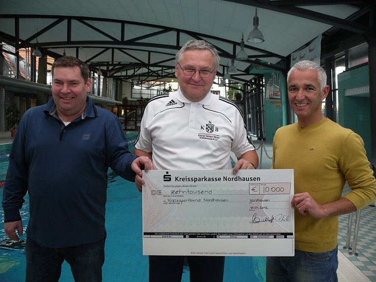 Scheck &uuml;bergeben (Foto: nnz)