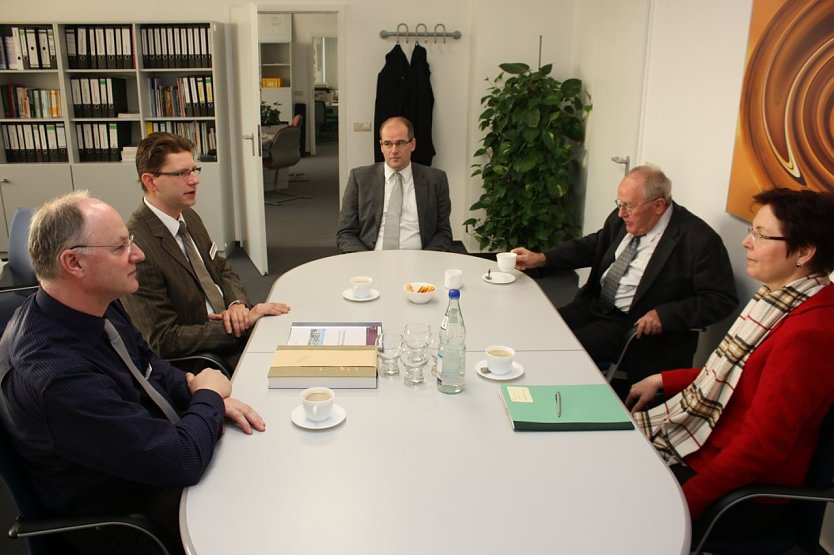 Gemeinsames Gespr&auml;ch (Foto: P. Grabe)