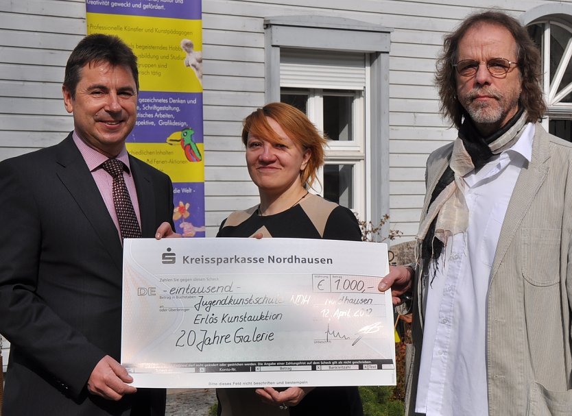 Symbolischer Scheck &uuml;bergeben (Foto: privat)