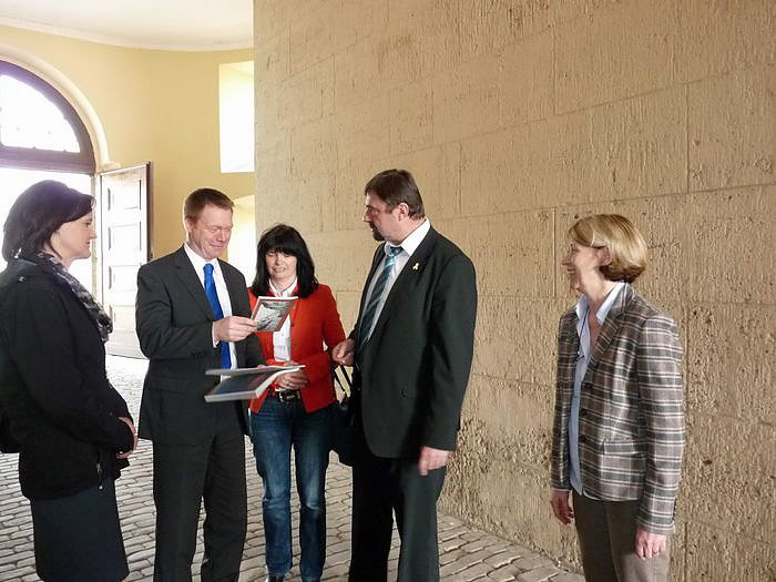 Matschie &uuml;bergibt F&ouml;rderbescheid (Foto: Karl-Heinz Herrmann)