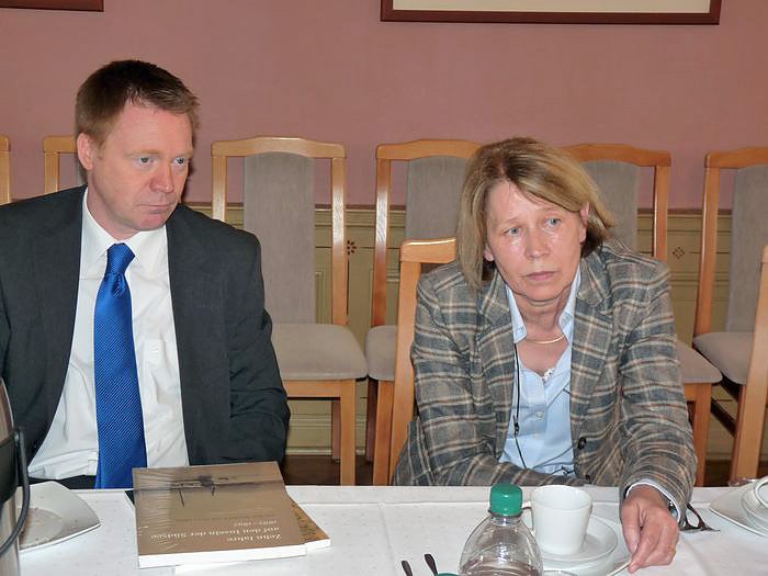 Matschie &uuml;bergibt F&ouml;rderbescheid (Foto: Karl-Heinz Herrmann)