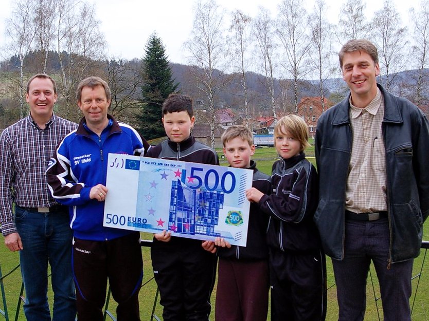 Scheck &uuml;bergeben (Foto: privat)