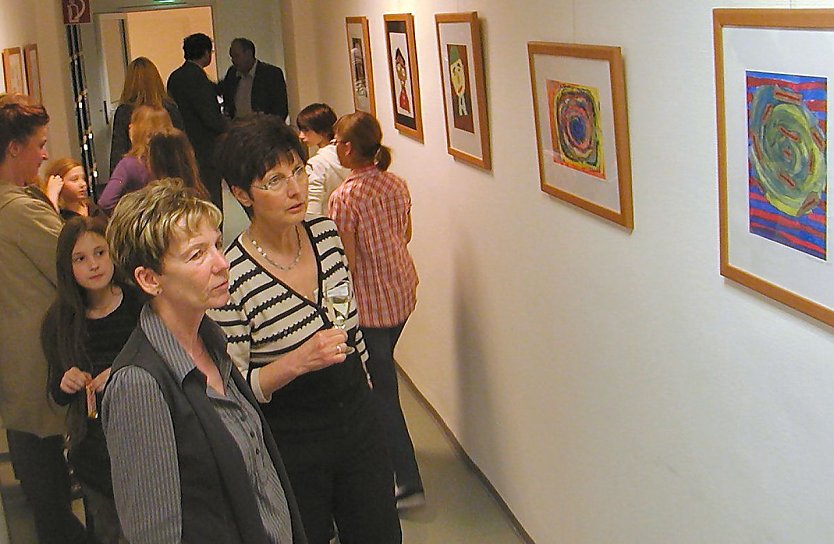 Gro&szlig;es Interesse und Anerkennung durch die G&auml;ste der Er&ouml;ffnung (Foto: E. Seifert)